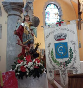 San Michele con gonfalone